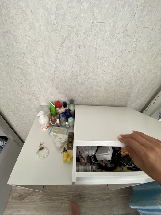 Продам туалетный столик зеркалом