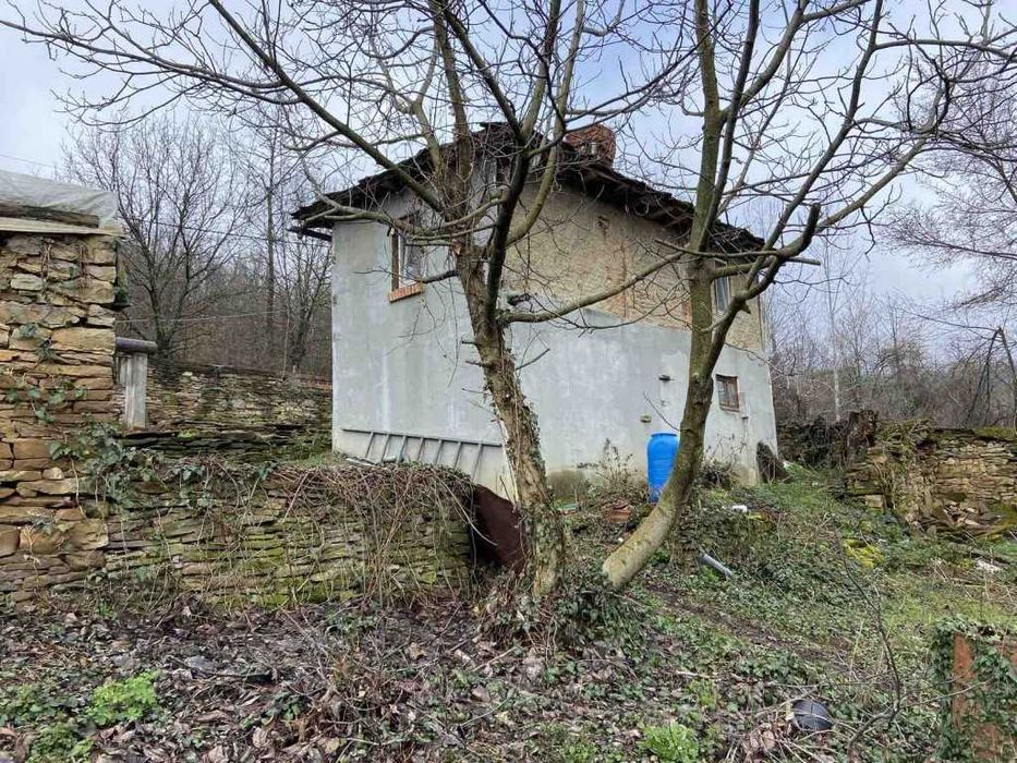 Продава се къща с голям двор на 8 км от Габрово