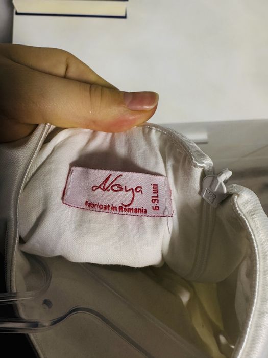 Rochie albă cu trenă si flori culoarea somon, pentru fetițe 6-9 luni