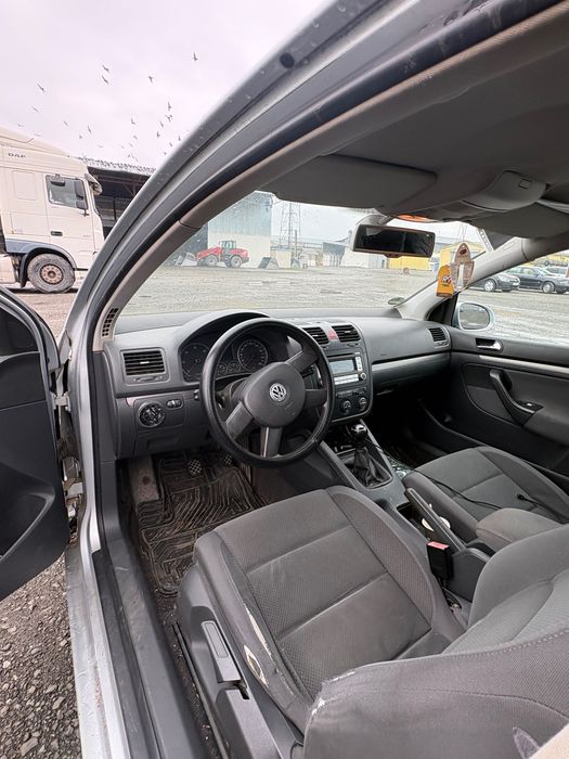 Vând Golf 5 1.9tdi