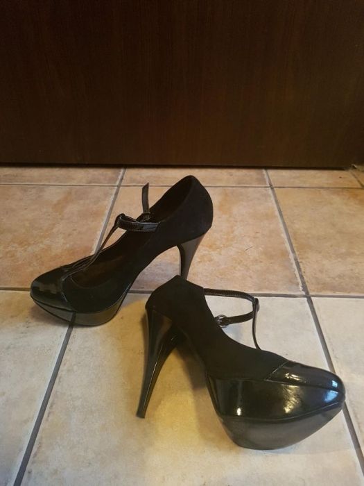 Дамски елегантни лачени обувки на платформа с ток. Естествен лак