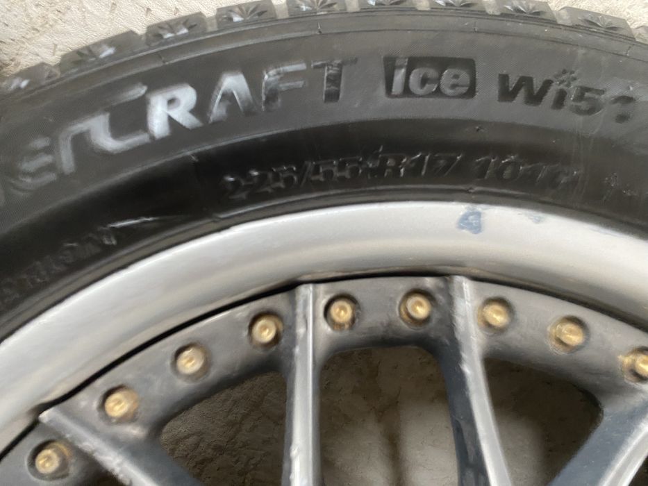 Продам диск  R17 с шинами зима  / лето