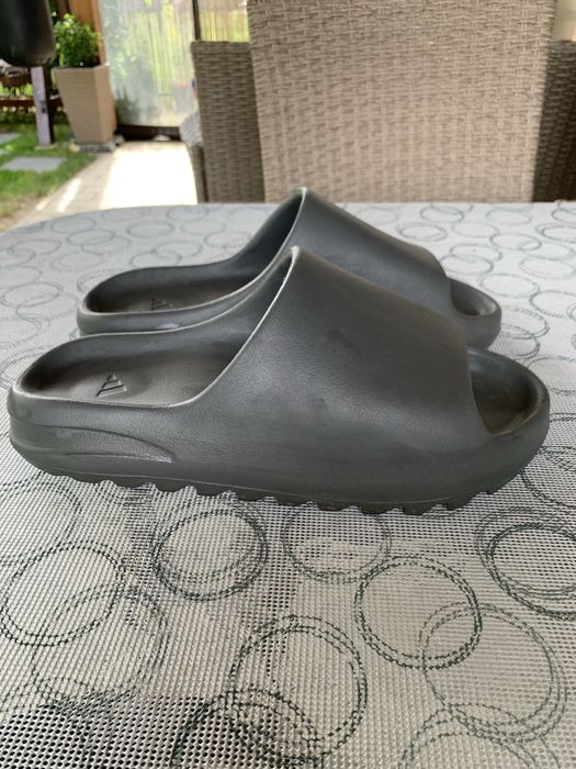 Yeezy Slide ca si noi