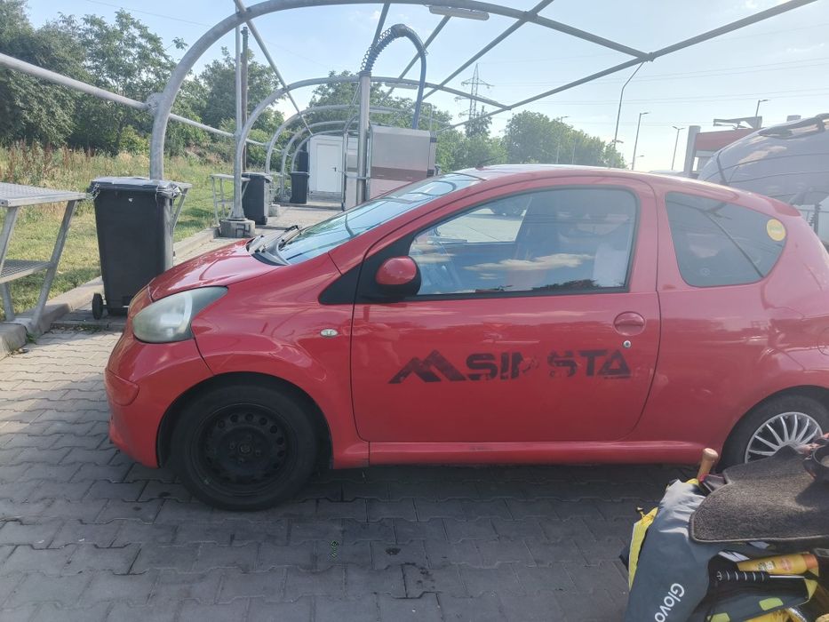 Vînd toyota aygo rosie