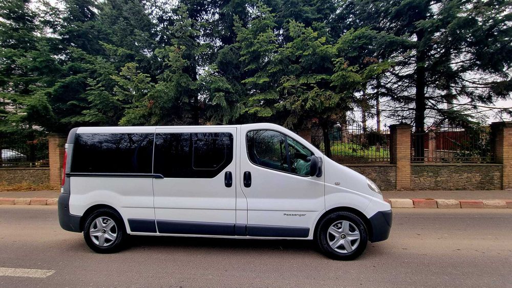 Inchiriez microbuz 8+1 locuri
RENAULT TRAFIC