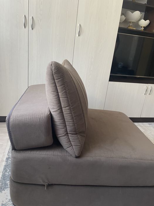 Без карказный диван