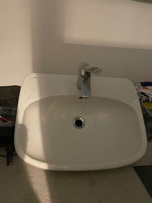 Oglindă și chiuvetă baie