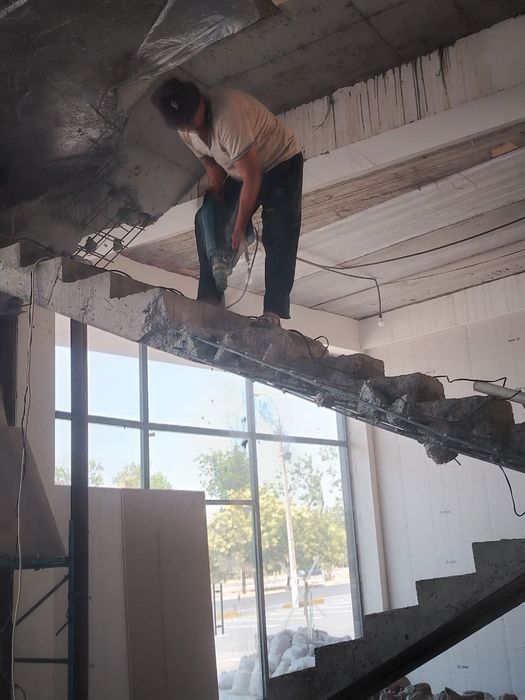 Demantaj ishlarini qilamiz.Beton buzamiz