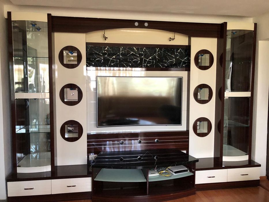 perete living cu display de sticlă,dulapuri laterale,spaţiu pentru TV