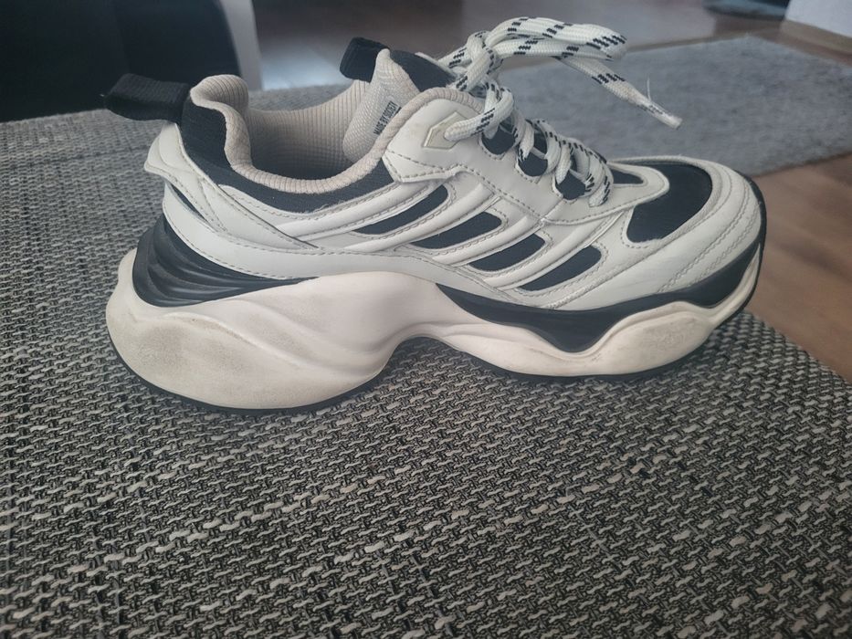 Vând păpuci made by society