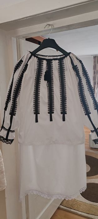 Vând Costum popular nou pt detalii la Nr afișat