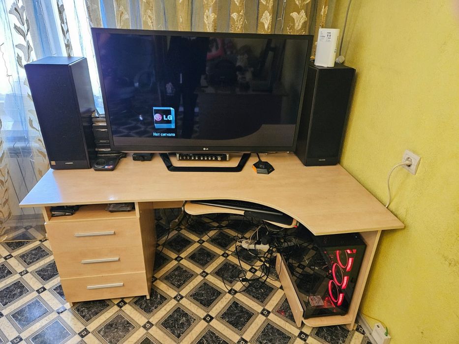 Продам стол компьютерный