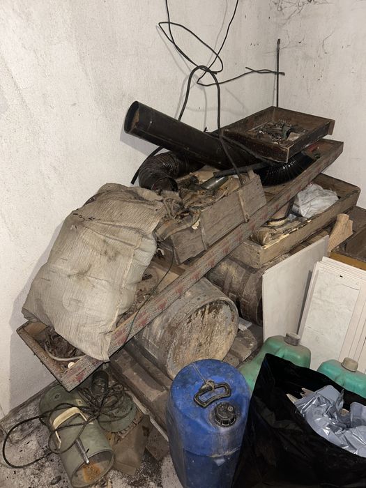 Дърва и метални старинни предмети