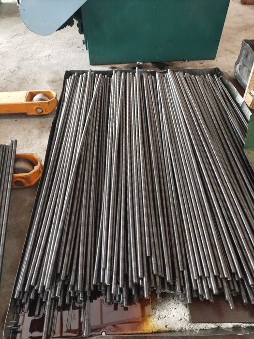 Шпилька резьбовая разного размера.