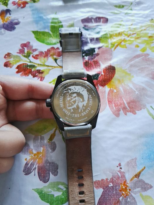 Vând ceas DIESEL dar are un mic defect nu merge bateria dar se schiba