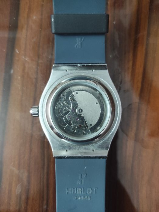 Hublot soat sotiladi