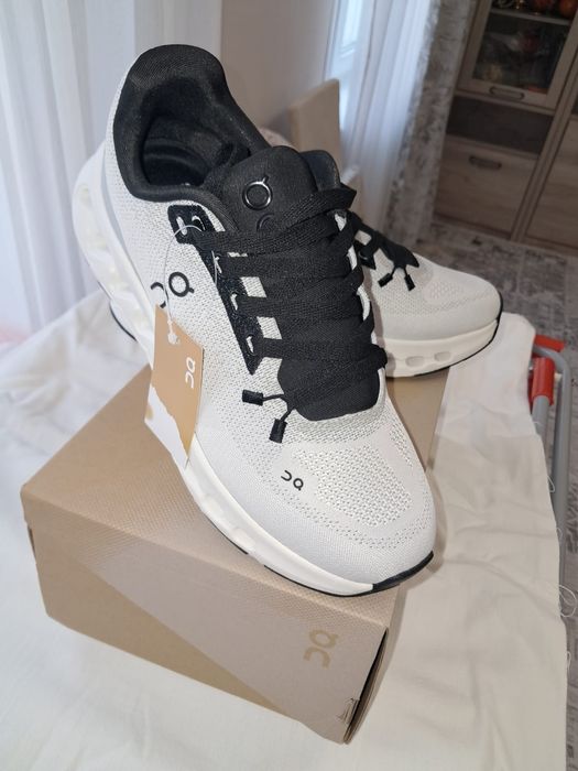 Продам кроссовки новые