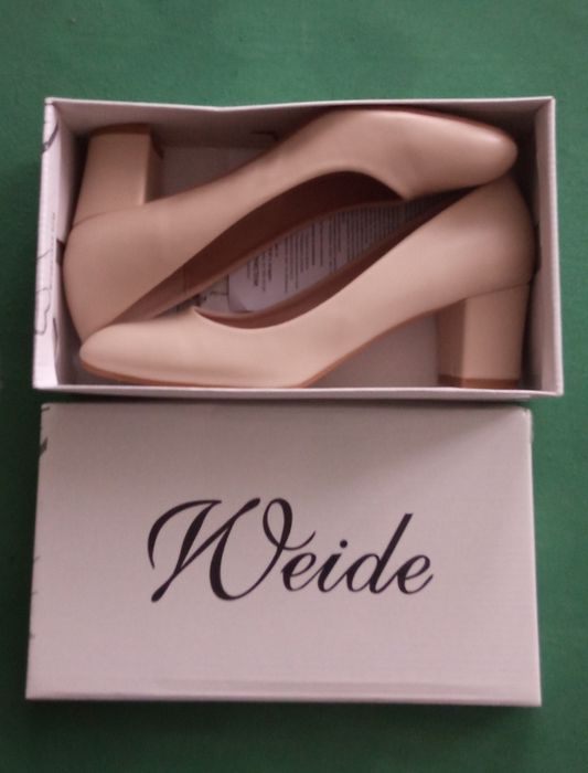 Обувки в бежово със среден ток