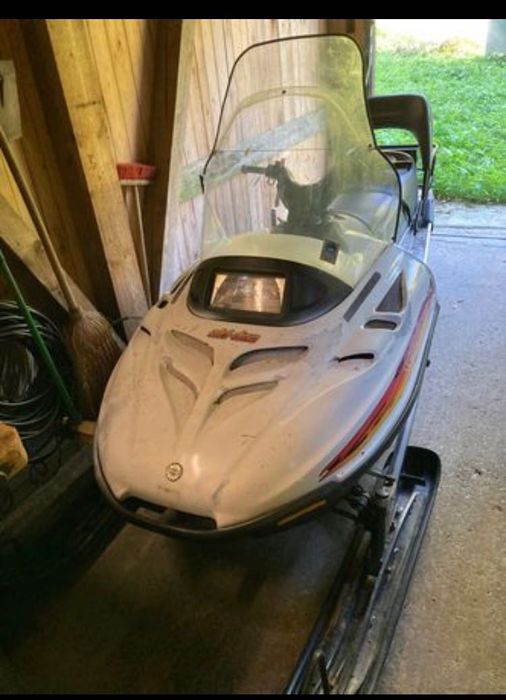 Vând snowmobile Bombardier