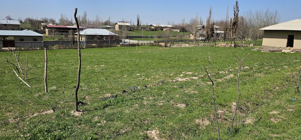 Uchastka sotiladi 32 sotix 4xona bitmagan yangi qurilgan uyi bilan