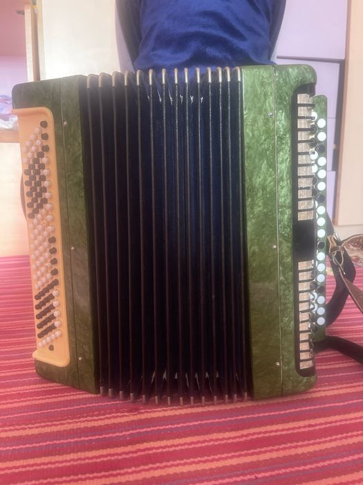 Баян  состояние хорошое  кто увлекается самый раз !!!