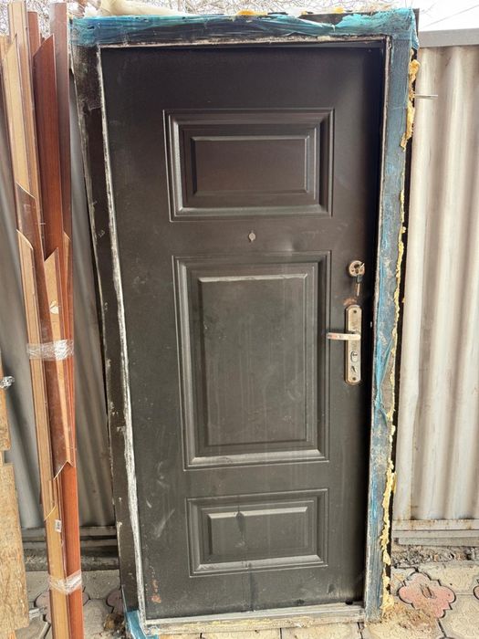 Продам железную дверь 80*2м