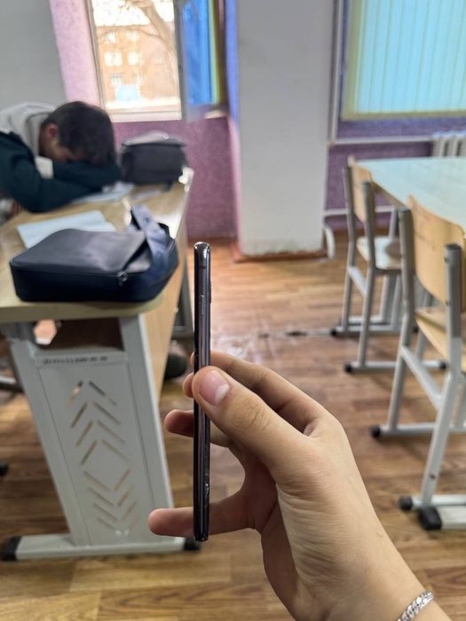 Самсунг с10 на экране только маленкое петно и задняя крышка чуть побит