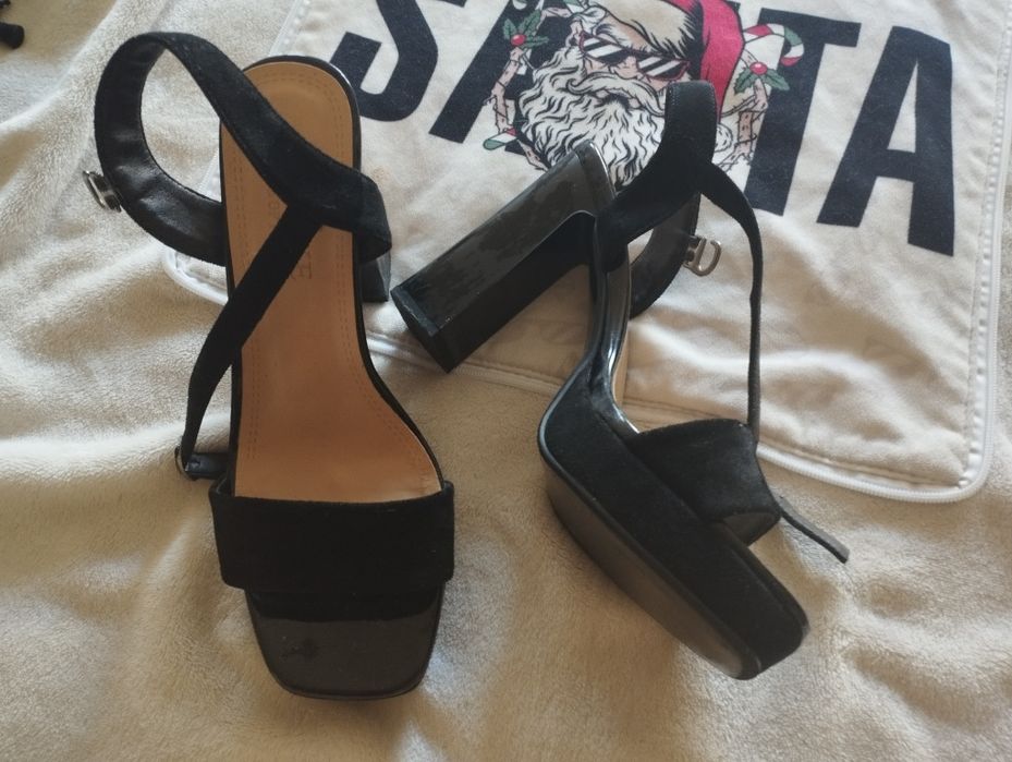 Продам новые босоножки