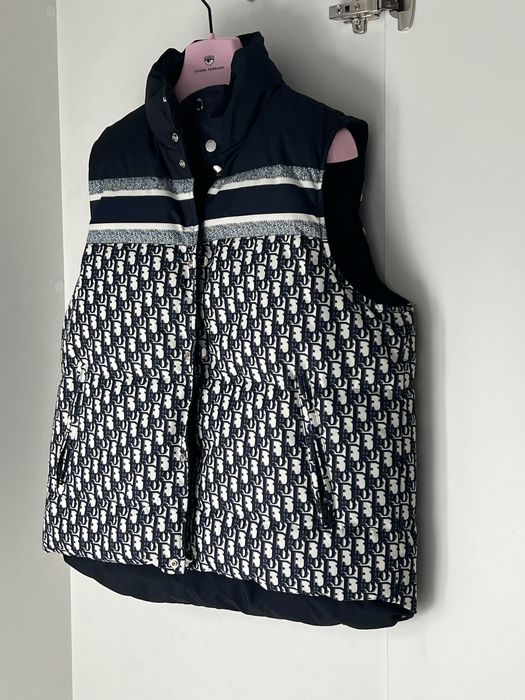 Продам жилет от Монклер люкс