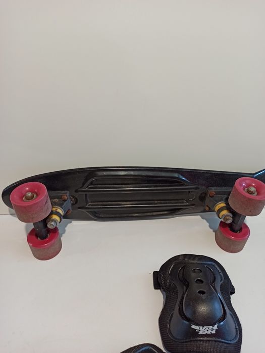 Skateboard cu casca si genuchere reglabile