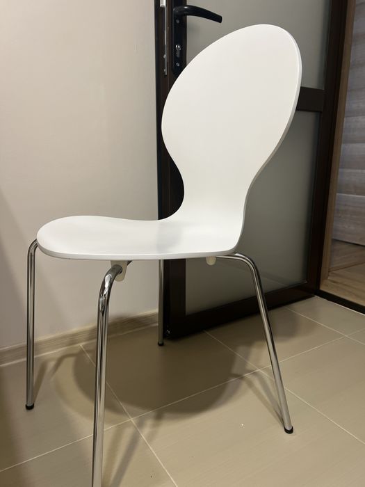 Masa Bucatarie Extensibila cu 2 scaune Albe tot Nou