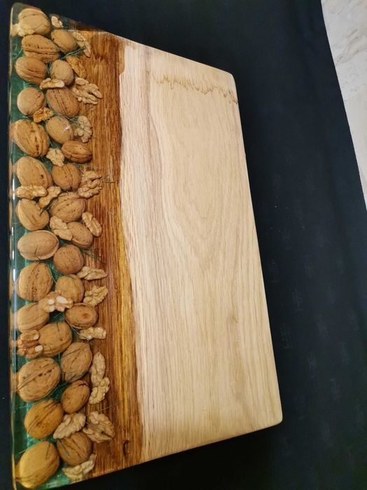 Плато за сервиране и рязане, масив орех и кристална епоксидна смола