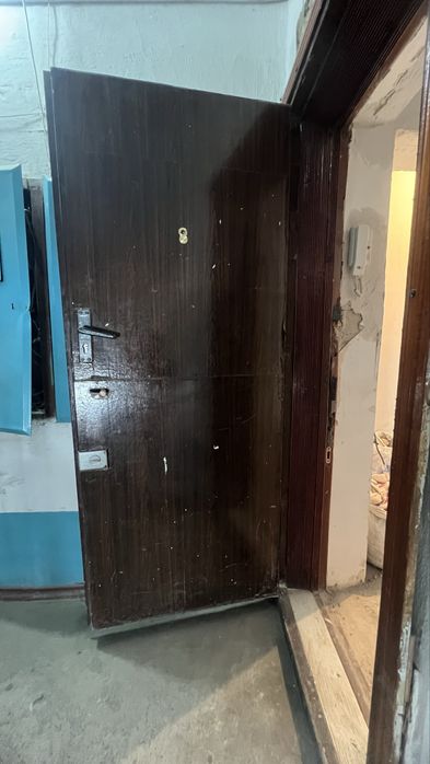 Дверь железная.               .