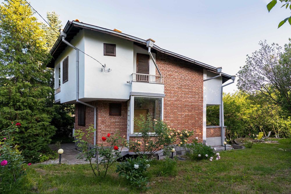 Продава се бутикова къща във вилната зона на с.Големо Бучино, Перник