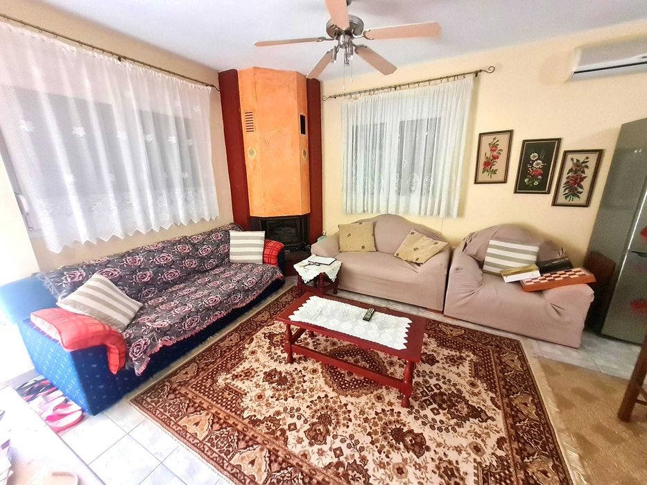 Продава се къща на две нива 90м2 и двор 220м2 в Паралия Врасна, Гърция