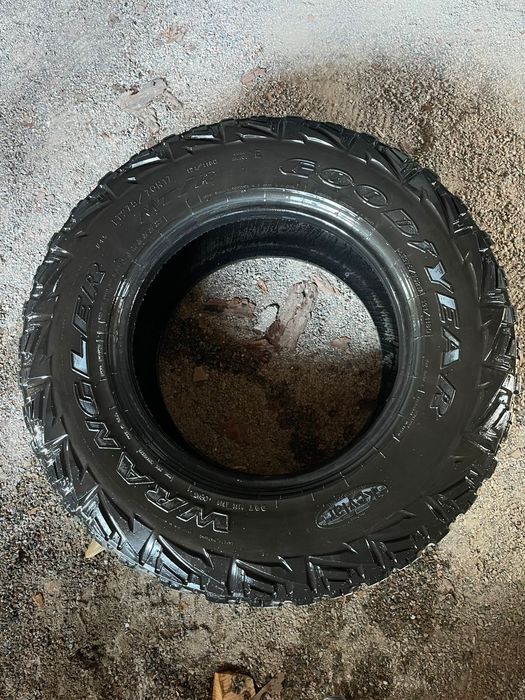 Продам шины грязевые LT275 70 R17