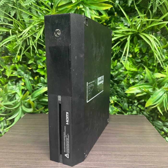 Xbox One + 3 игри + 1 оригинален джойстик