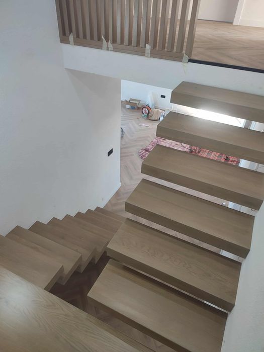 Scară plutitoare / Scară flotantă / Scară metal / confectii metalice