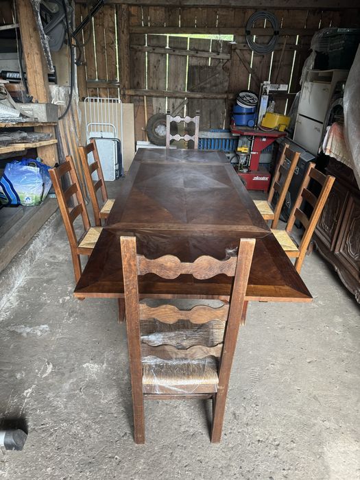 Masă extensibila lemn masiv cu 6 scaune.