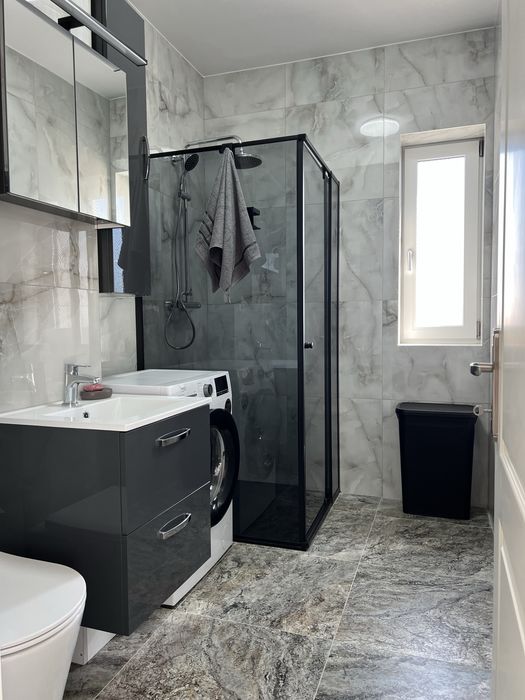 Inchiriez apartament cu o camera 43 m, geam la baie si bucatarie separata,loc de parcare sub bloc , zona linistita in bloc nou 2026