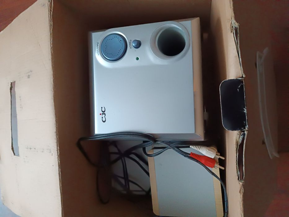 Subwoofer+stație+2sateliti.