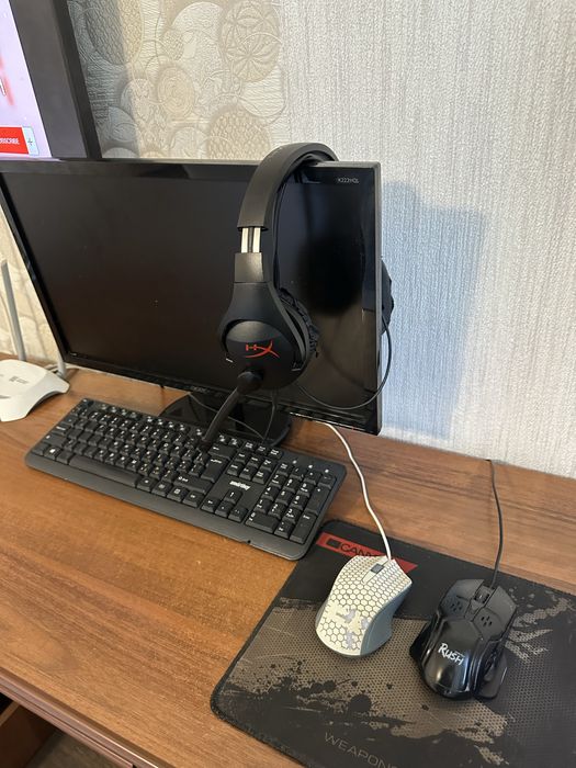 Компьютер процессор , стол