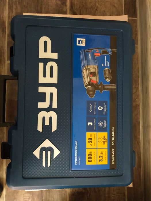 Перфоратор с двумя сменными насадками.