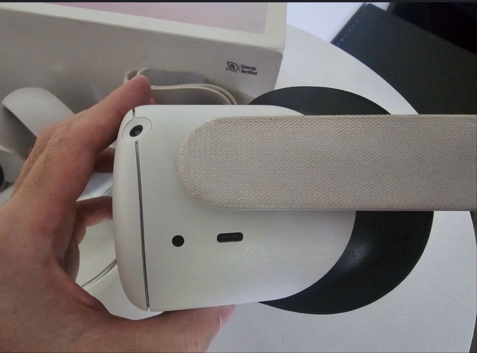 Продам VR очки виртуальной реальности Oculus Quest 2