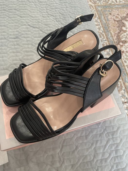 Продам босоножки новые