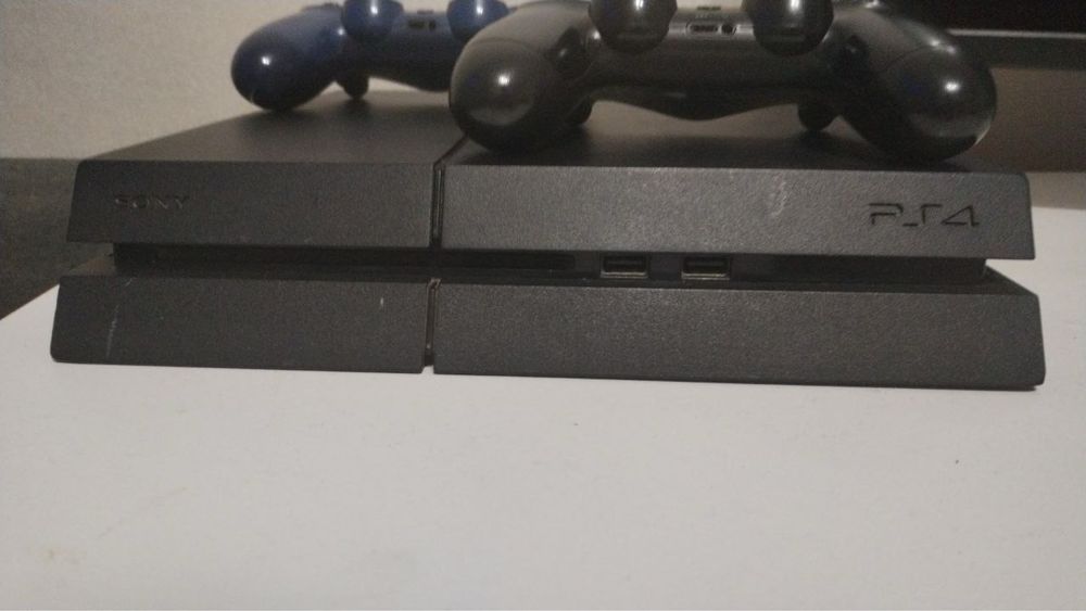 Продам PlayStation 4 (Fat)