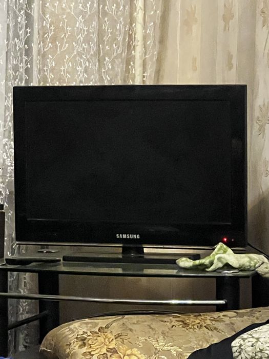 Телевизор, столик под телевизор, рабочий стол, куханная мебель