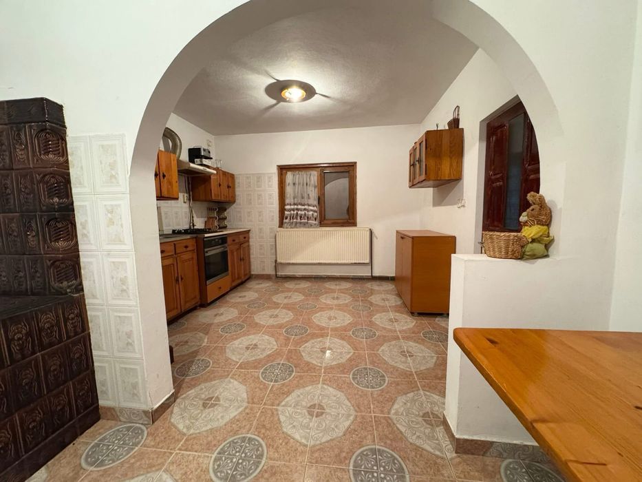 Vand casa in satul catolic + spatiu comercial in aceeasi curte