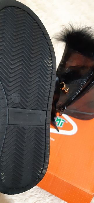 Продам новые  ботинки Тифлани