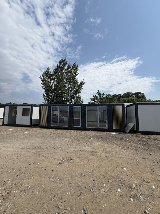 Vand containere modulare cu vitrina riflaje lemn grup sanitar